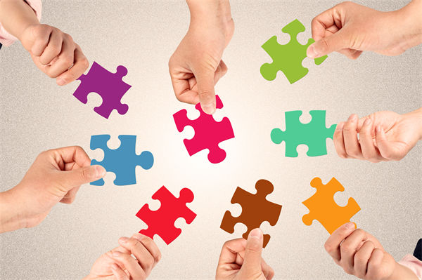 集團(tuán)管控中，如何建立有效的內(nèi)部溝通機(jī)制以促進(jìn)協(xié)同？